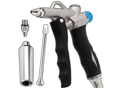 un gros plan d'un pistolet à peinture et d'outils sur fond blanc