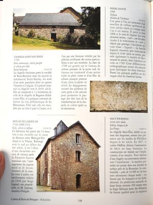 une personne tenant un livre ouvert à une page contenant des images de bâtiments