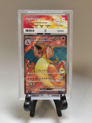 gros plan d'une carte pokemon dans un étui en plastique