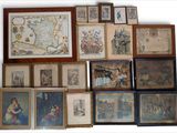 beaucoup de photos encadrées sur le mur de cette pièce