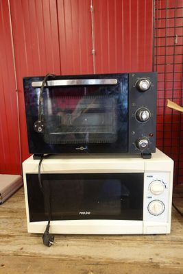 un four à micro-ondes posé sur une table