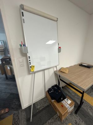 un tableau blanc accroché au mur d'une pièce