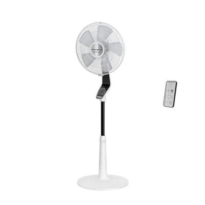 une photo représentant un ventilateur et une télécommande posés sur un support