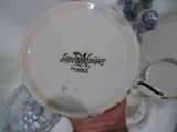une personne tenant une tasse sur laquelle figure un logo