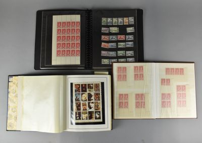 trois livres portant des timbres, posés sur une table