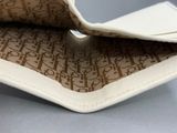 un portefeuille blanc orné d'un motif marron