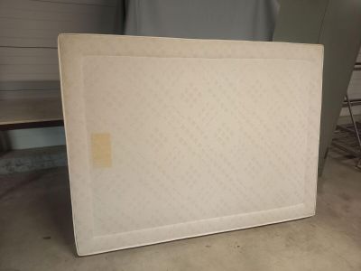 un matelas posé à même le sol dans la chambre