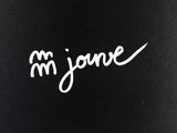 une photo en noir et blanc d'une boîte noire sur laquelle est inscrit « m jones »