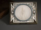 un cadre photo ancien en argent contenant une image de la Vierge Marie
