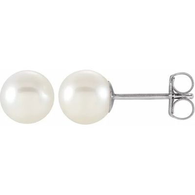 une paire de boucles d'oreilles en perles blanches sur fond blanc