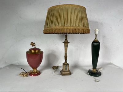 deux lampes et un abat-jour posés sur une table