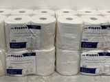 plusieurs rouleaux de papier toilette sont empilés les uns sur les autres
