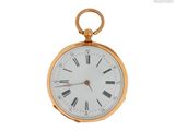 une montre de poche en or avec des chiffres romains sur le cadran