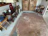 un grand tapis au milieu du salon