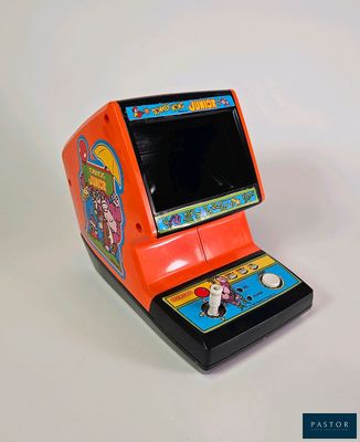 une console de jeux orange et noire, dotée d'un écran sur le dessus