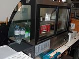 Des bouteilles de bière sont posées sur le comptoir d'un restaurant.