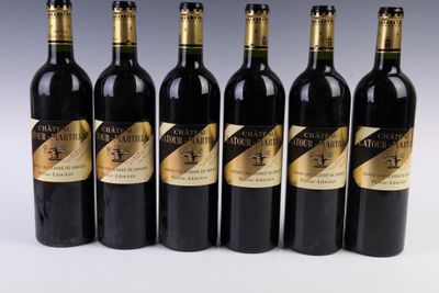 six bouteilles de vin sont alignées dans une rangée