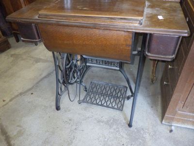une machine à coudre posée sur une table en bois