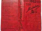 un vieux livre à la couverture rouge posé sur une table