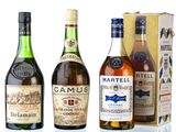 trois bouteilles de vins différents sont alignées les unes à côté des autres