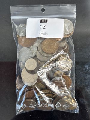 un sac de pièces posé sur une table, avec une étiquette de prix dessus