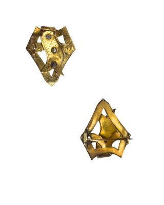 deux pièces de métal de couleur dorée ornées d'un motif en forme de losange