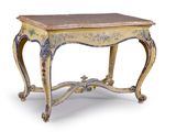 une petite table avec un plateau en marbre sur fond blanc
