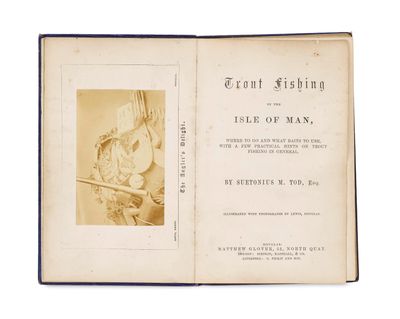 un vieux livre avec l'image d'un homme tenant une épée