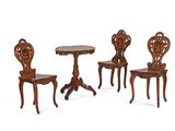 trois chaises en bois et une table sur fond blanc