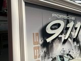 la photo d'une photo représentant une voiture blanche, dans un cadre