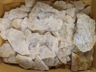 une boîte remplie de morceaux de roche blanche
