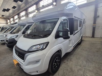 de nombreux camping-cars blancs garés en rangée dans un garage