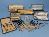 beaucoup d'argenterie dans un coffret sur une table