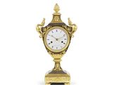 une horloge en or posée sur une table