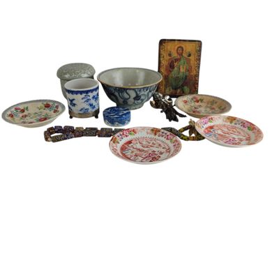 plusieurs assiettes et bols posés sur une table