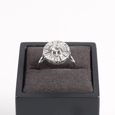 une image représentant une bague en diamant dans un écrin noir sur fond blanc