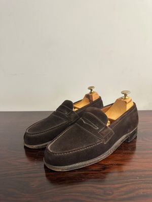 une paire de chaussures marron posée sur une table en bois