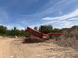 un gros tas de terre au milieu d'un chemin de terre