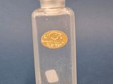une petite bouteille en verre avec une étiquette dorée