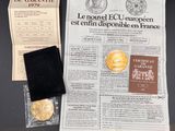une feuille de papier et une pièce de monnaie posées sur une table