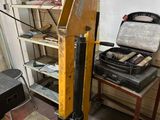 une photo d'un établi dans un atelier, sur lequel sont posés des outils