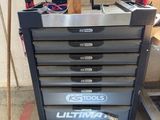 un chariot à outils contenant des outils, dans un garage