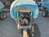 un tracteur bleu équipé d'un petit moteur à l'arrière