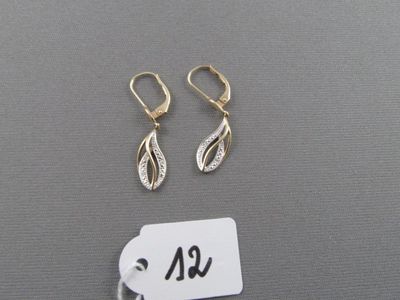 une paire de boucles d'oreilles et une étiquette posées sur une table