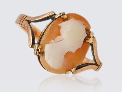 Bague en or centrée d'un camée.