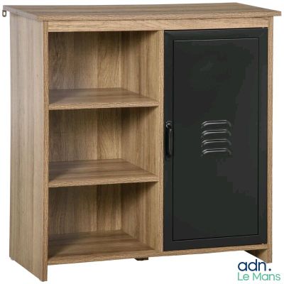 une photo d'une armoire en bois avec une porte métallique