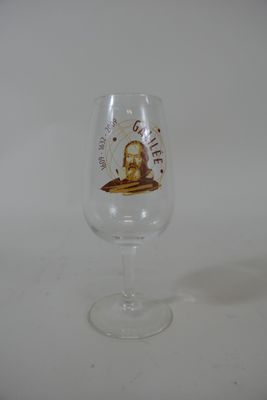 un verre à vin sur lequel est représenté un homme