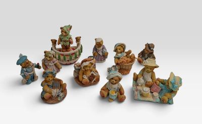de nombreuses figurines d'oursons dans un bateau