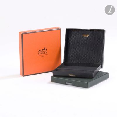 une boîte orange et noire contenant une montre noire