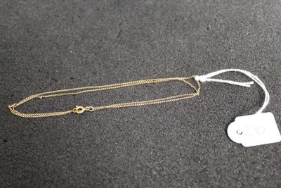 un gros plan d'un collier muni d'une étiquette, posé sur une table
